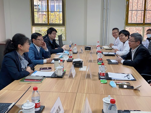 通用技术环球医疗党委书记、董事会主席彭佳虹一行看望慰问通用环球西安北环医院一线医护人员并宣讲党的二十大精神